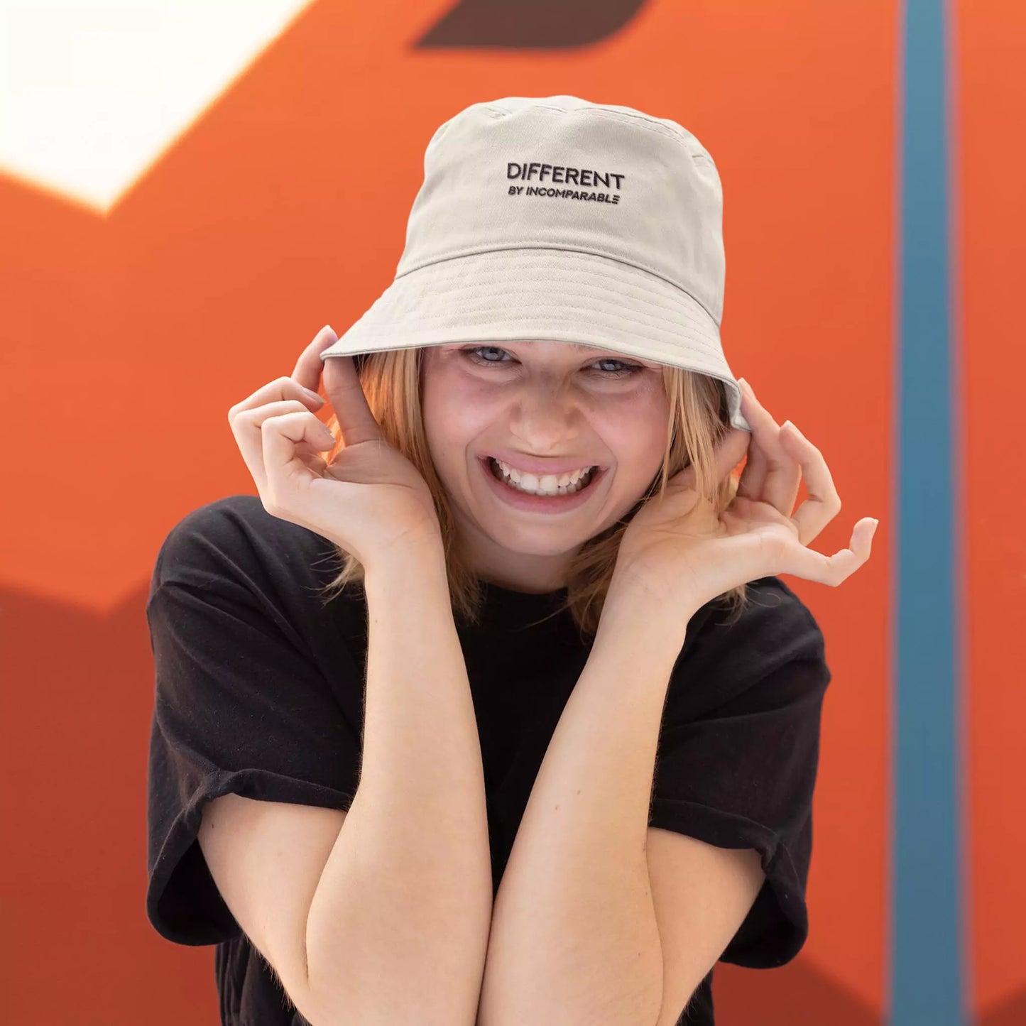 Different Bucket Hat Cream/Navy